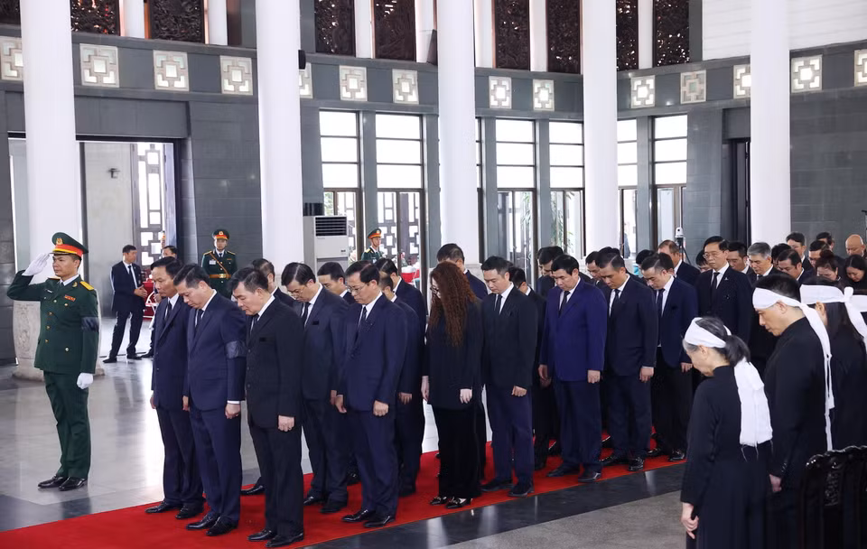 Đoàn Đảng ủy Khối Doanh nghiệp Trung ương viếng đồng chí Nguyễn Phú Trọng. (Ảnh: TTXVN)