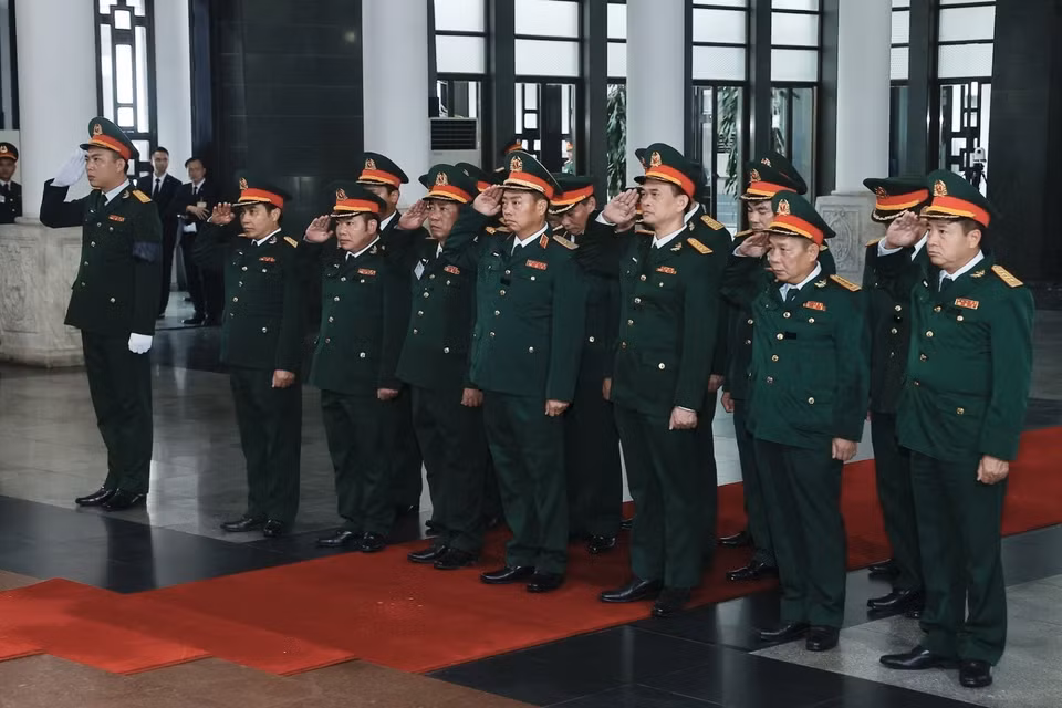 Bộ Tư lệnh Binh chủng Đặc công viếng Tổng Bí thư Nguyễn Phú Trọng. (Ảnh: TTXVN)