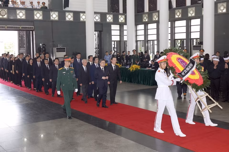Đoàn Bộ Xây dựng do đồng chí Nguyễn Thanh nghị, Ủy viên Trung ương Đảng, Bộ trưởng làm Trưởng đoàn, viếng Tổng Bí thư Nguyễn Phú Trọng. (Ảnh: TTXVN)