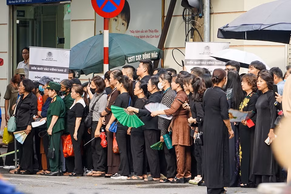 Rất đông người dân xếp hàng từ sớm để vào viếng Tổng Bí thư Nguyễn Phú Trọng. (Ảnh: TTXVN)