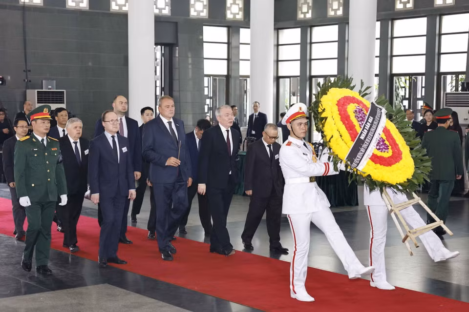 Đoàn đại biểu Liên bang Nga do Phó Chủ tịch Duma quốc gia Nga Pyotr Tolstoy dẫn đầu, viếng Tổng Bí thư Nguyễn Phú Trọng. (Ảnh: TTXVN)