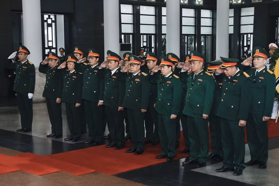Đoàn Binh chủng Pháo binh viếng Tổng Bí thư Nguyễn Phú Trọng. (Ảnh: TTXVN)