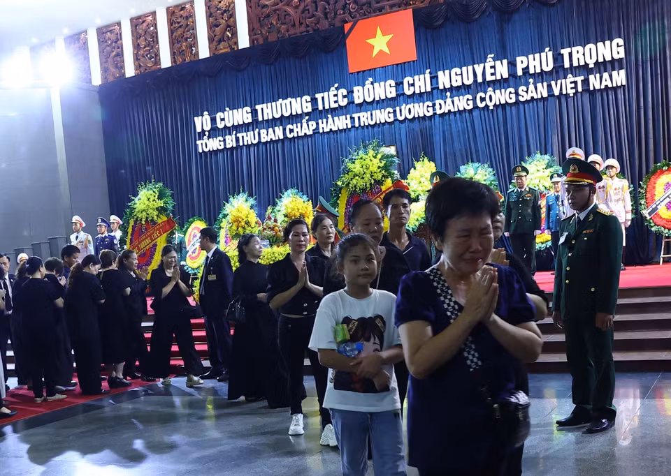 Người dân nghẹn ngào xúc động khi vào viếng Tổng Bí thư Nguyễn Phú Trọng. (Ảnh: TTXVN)