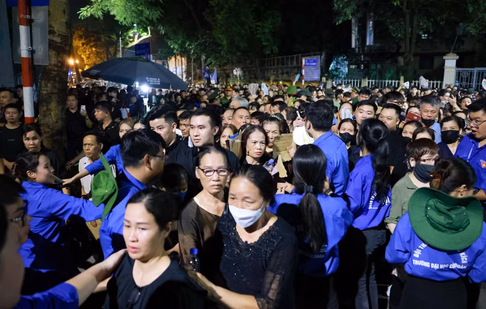 Người dân xếp hàng chờ đợi vào viếng Tổng Bí thư Nguyễn Phú Trọng. (Ảnh: TTXVN)