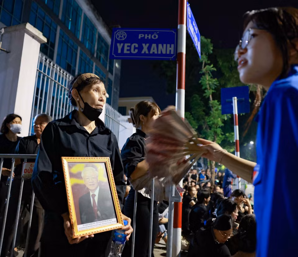 Người dân kiên nhẫn chờ đợi để được vào viếng Tổng Bí thư Nguyễn Phú Trọng. (Ảnh: TTXVN)