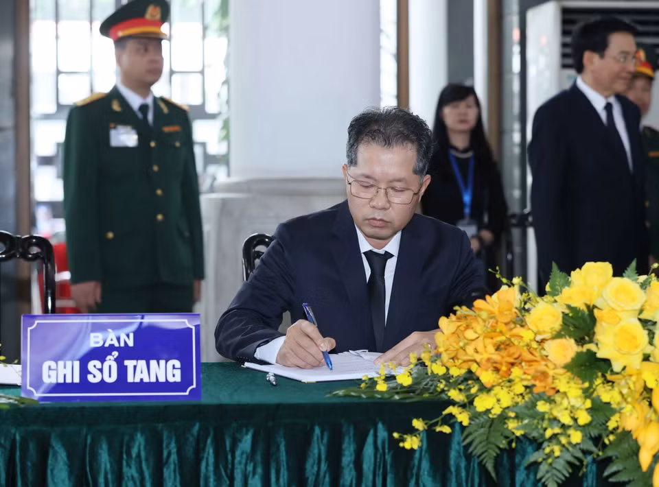 Đồng chí Nguyễn Văn Quảng, Ủy viên Trung ương Đảng, Bí thư Thành ủy Đà Nẵng ghi sổ tang Tổng Bí thư Nguyễn Phú Trọng. (Ảnh: TTXVN)