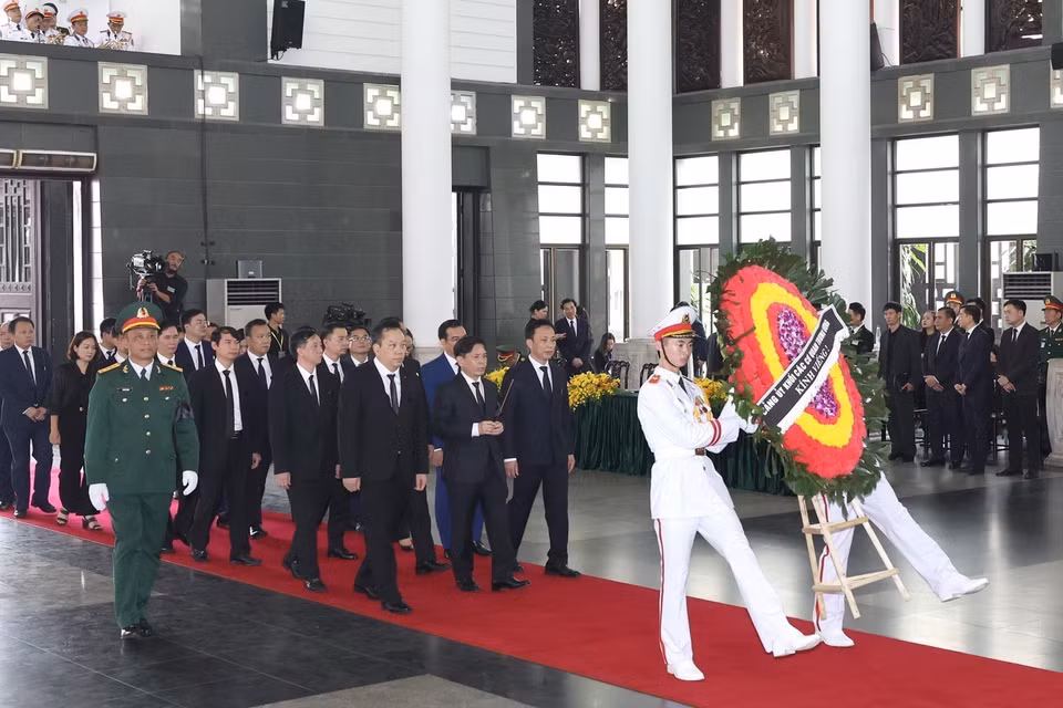 Đảng ủy Khối các cơ quan Trung ương do đồng chí Nguyễn Văn Thể, Bí thư Đảng ủy làm trưởng đoàn viếng Tổng Bí thư Nguyễn Phú Trọng. (Ảnh: TTXVN)