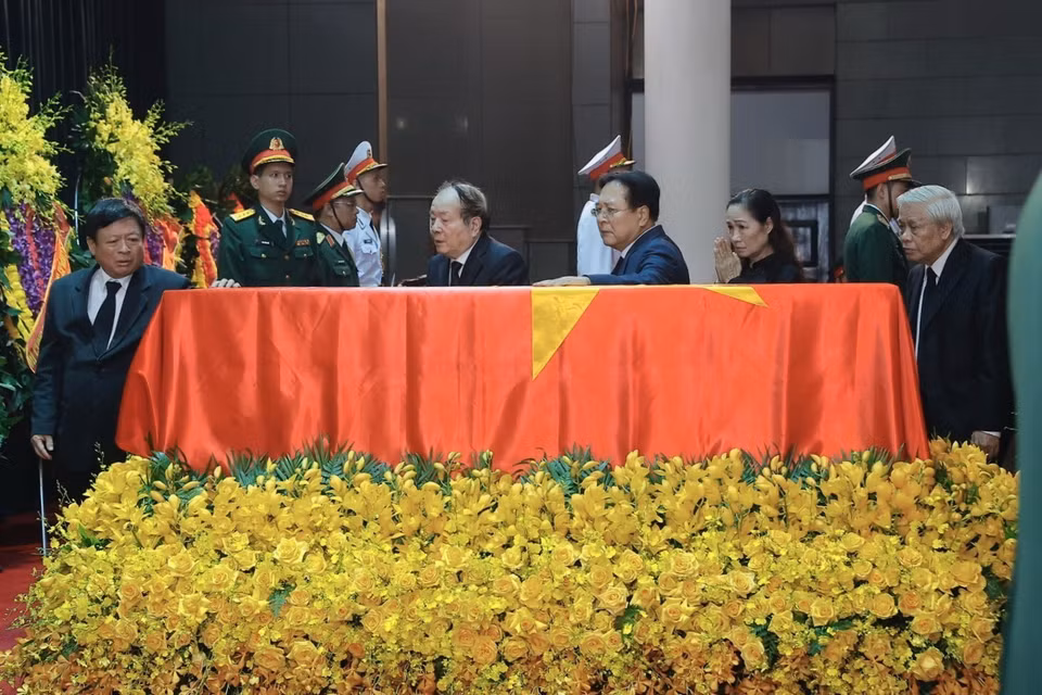 Đoàn Liên hiệp các hội Văn học nghệ thuật Việt Nam viếng Tổng Bí thư Nguyễn Phú Trọng. (Ảnh: TTXVN)