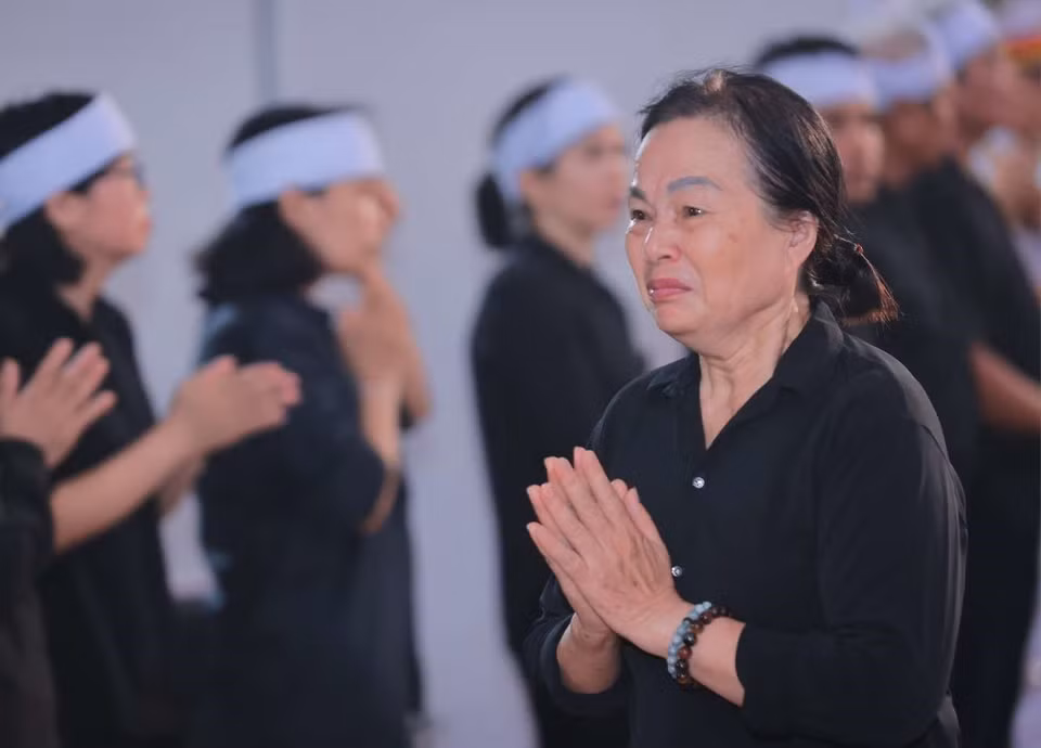 Nỗi buồn của người dân khi đến viếng Tổng Bí thư Nguyễn Phú Trọng. (Ảnh: TTXVN)