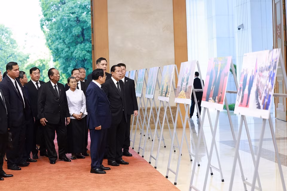 Thủ tướng Phạm Minh Chính giới thiệu với Chủ tịch Đảng Nhân dân Campuchia Samdech Hun Sen một số hoạt động đối ngoại của cố Tổng Bí thư Nguyễn Phú Trọng. (Ảnh: Dương Giang/TTXVN)