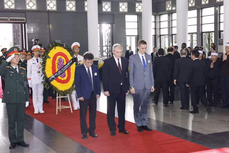Đoàn đại biểu Đảng Cộng sản Liên bang Nga do Phó Chủ tịch Đảng, Chủ nhiệm Ủy ban Liên kết Á-Âu của Duma quốc gia Nga Leonist Kalashnikov dẫn đầu, viếng Tổng Bí thư Nguyễn Phú Trọng. (Ảnh: TTXVN)