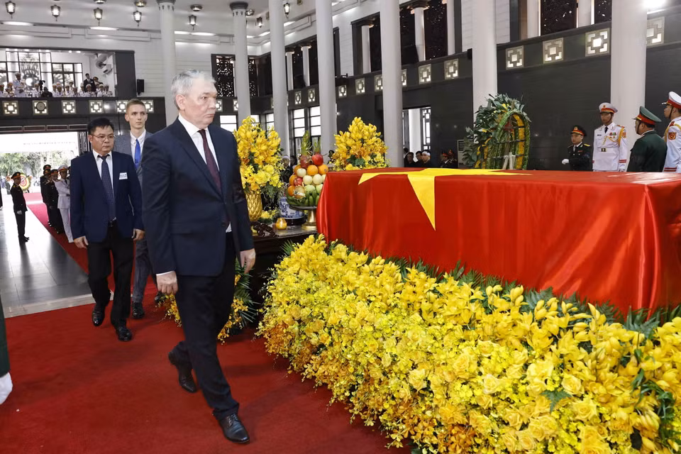 Đoàn đại biểu Đảng Cộng sản Liên bang Nga do Phó Chủ tịch Đảng, Chủ nhiệm Ủy ban Liên kết Á-Âu của Duma quốc gia Nga Leonist Kalashnikov dẫn đầu, viếng Tổng Bí thư Nguyễn Phú Trọng. (Ảnh: TTXVN)