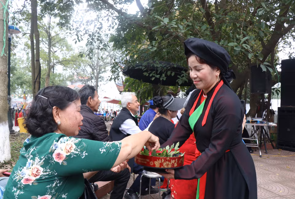 Mời trầu là một trong những nét đẹp văn hóa không thể thiếu của người Quan họ. (Ảnh: Thái Hùng/TTXVN)