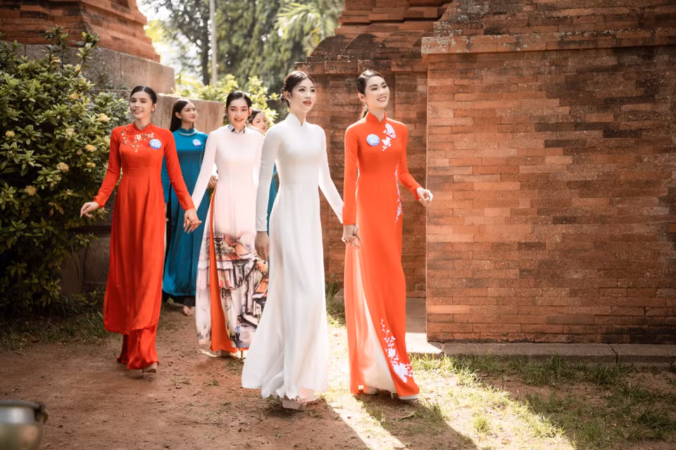 Ghé thăm Tháp Đôi - một trong những địa điểm du lịch nổi tiếng của Quy Nhơn, các thí sinh chọn trang phục áo dài nền nã. (Ảnh: CTV/Vietnam+)