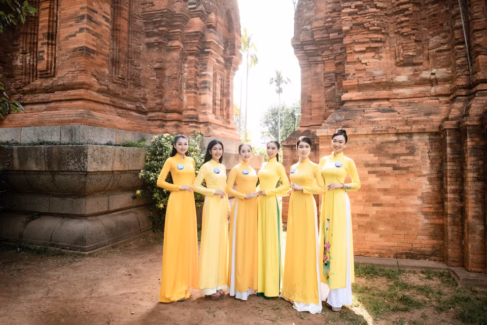 Top 38 thí sinh Miss World Vietnam 2022 đã có chuyến thăm Tháp Đôi - một trong những địa điểm du lịch nổi tiếng của Quy Nhơn. Diện áo dài mỗi người một vẻ, các thí sinh tươi tắn, rạng rỡ sẵn sàng cho chặng cuối của cuộc thi. (Ảnh: CTV/Vietnam+)