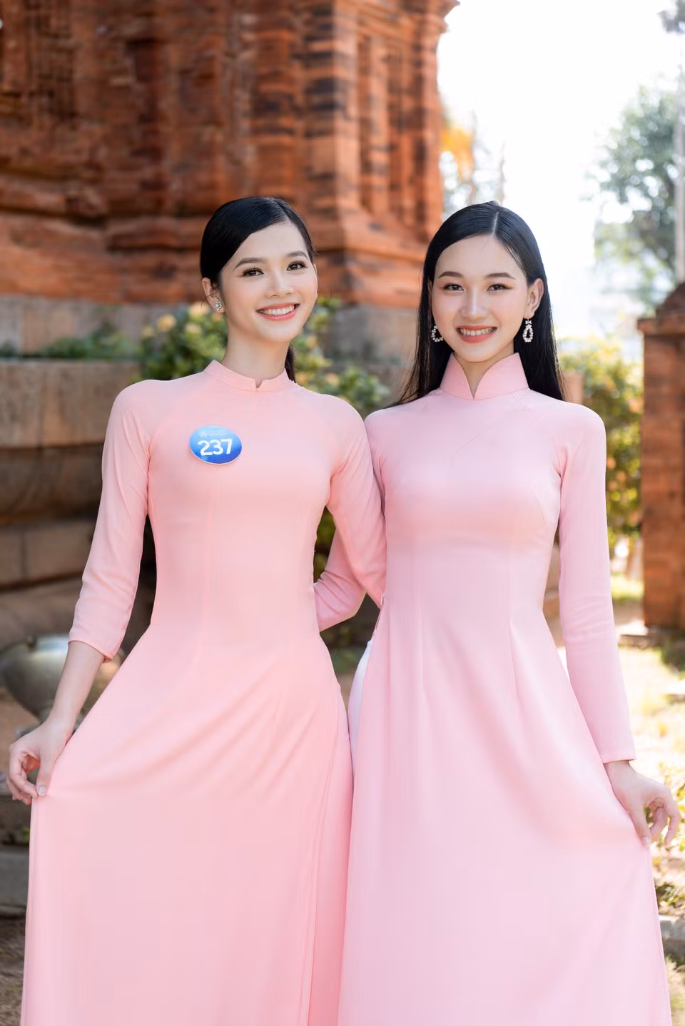 Các thí sinh rạng rỡ bước vào vòng chung kết cuộc thi. (Ảnh: CTV/Vietnam+)