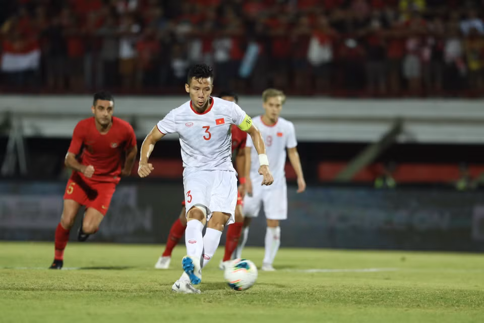 Quế Ngọc Hải thực hiện thành công quả phạt đền nâng tỷ số lên 2-0. (Ảnh: Hoàng Linh/TTXVN)