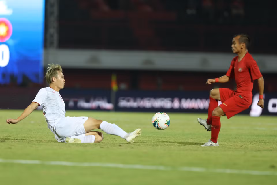 Văn Toàn gây khó khăn không nhỏ cho hậu vệ Indonesia. (Ảnh: Hoàng Linh/TTXVN)