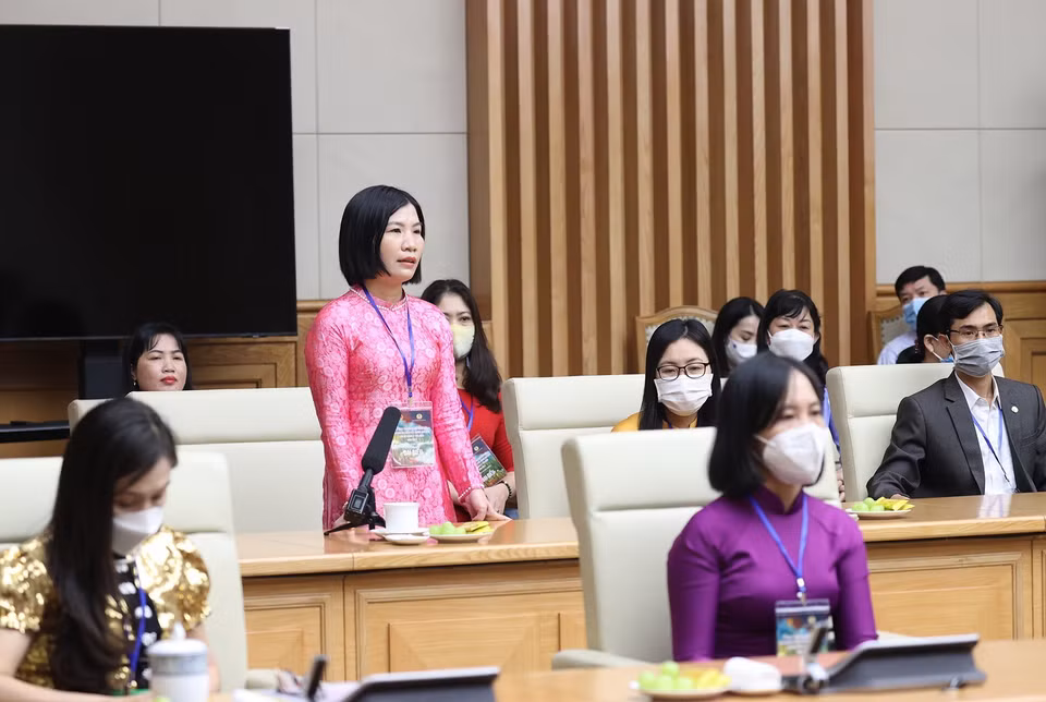 Giáo viên Hồ Thị Tuyết, Trường THCS Triệu Thương, huyện Triệu Phong, tỉnh Quảng Trị phát biểu. (Ảnh: Dương Giang/TTXVN)
