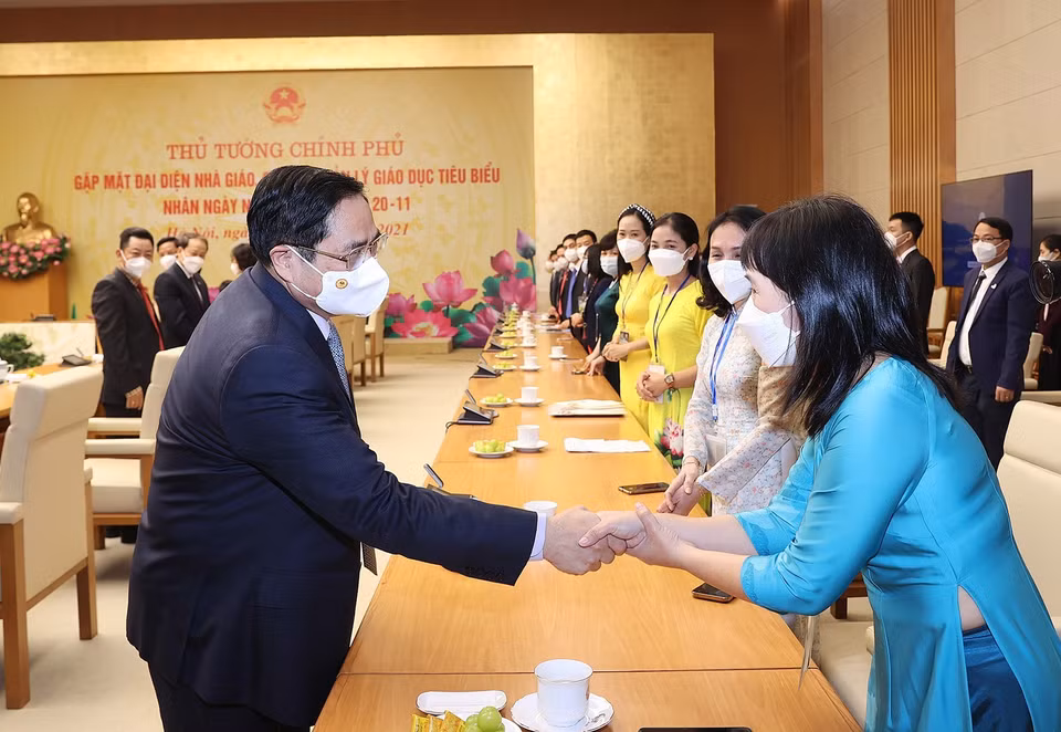 Thủ tướng Phạm Minh Chính gặp mặt đại diện nhà giáo, cán bộ quản lý giáo dục tiêu biểu. (Ảnh: Dương Giang/TTXVN)