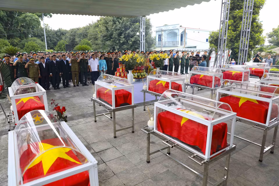 Lễ truy điệu, an táng hài cốt liệt sỹ tại Nghĩa trang Tông Khao. (Ảnh: Xuân Tư/TTXVN)