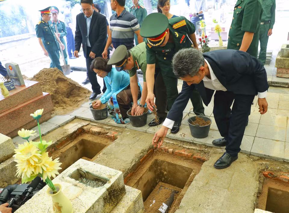 An táng hài cốt liệt sỹ tại Nghĩa trang Tông Khao. (Ảnh: Xuân Tư/TTXVN)