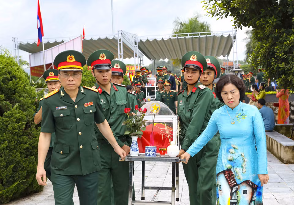 Đưa rước hài cốt liệt sỹ về truy điệu, an táng tại Nghĩa trang Liệt sỹ Tông Khao. (Ảnh: Xuân Tư/TTXVN)