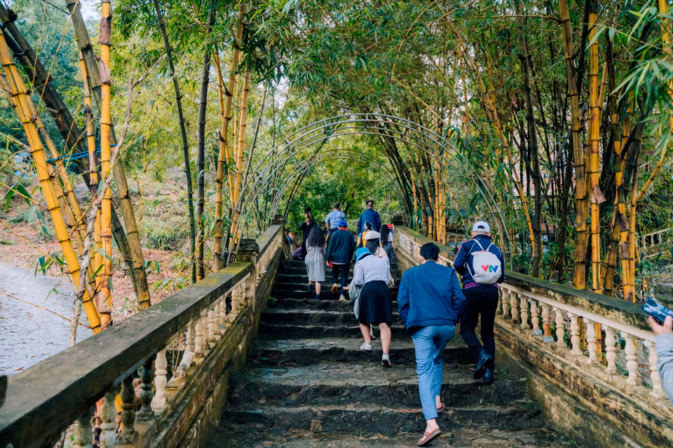 Chùa Hương Tích là một trong những ngôi chùa có lịch sử lâu đời nhất tại Việt Nam có niên đại hàng nghìn năm. Tương truyền, chùa được xây dựng từ thế kỷ XIII vào thời nhà Trần. La Sơn phu tử Nguyễn Thiếp từng nhắc đến lịch sử hình thành của chùa qua 2 câu thơ “Hương Tích Trần Triều – Hồng Sơn đệ nhất phong” (Hương Tích ngôi chùa đời Trần – Dựng trên ngọn núi đẹp nhất Ngàn Hống). (Ảnh: Mai Mai/Vietnam+)