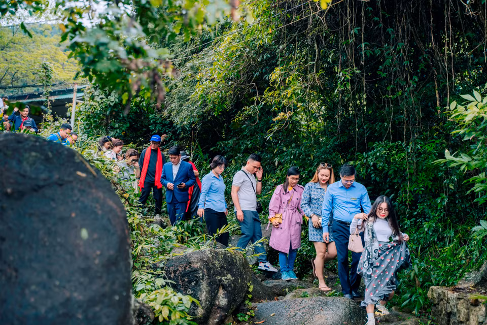 Sau khi làm lễ tại miếu Linh Sơn, du khách có thể chọn cung đường đi bộ lên đến chùa chính. Đường lên chùa Hương Tích Hà Tĩnh dài khoảng 3km, vừa đi vừa vãn cảnh. (Ảnh: Mai Mai/Vietnam+)