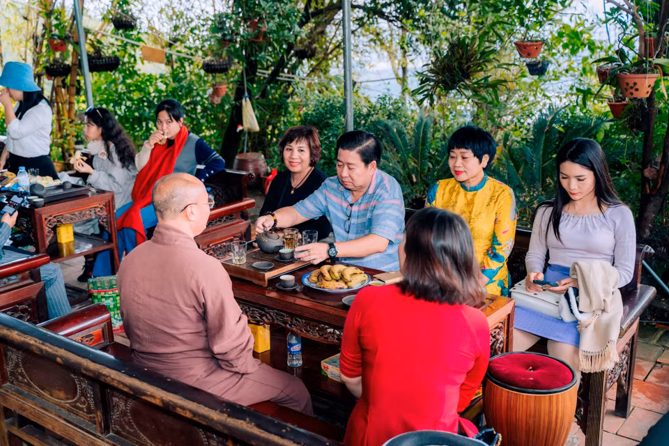 Chùa có tên gọi đầy đủ là Hương Tích Cổ Tự. Dân gian còn gọi đây là chùa Thơm. Chùa Hương Tích theo hệ phái Phật giáo Bắc Tông, thờ Quan Âm Bồ Tát. Nơi đây ngày nay trở thành điểm dừng chân của những du khách muốn tìm về chùa Hương "phiên bản gốc." (Ảnh: Mai Mai/Vietnam+)