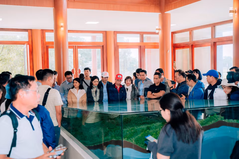 Du khách được giới thiệu toàn cảnh mô hình khuôn viên chùa Hương Tích (thuộc xã Thiên Lộc, huyện Can Lộc, tỉnh Hà Tĩnh) được chia thành ba khu vực, bao gồm Thượng điện, đền Thiên Vương và am Thánh Mẫu - nơi Công chúa Diệu Thiện đắc đạo hóa Phật. Đặc biệt, tại đây vẫn lưu giữ 2 pho tượng Phật, 1 tòa Cửu Long quý hiếm bằng đồng đen và chuông đồng cổ đang được địa phương xây dựng hồ sơ đề nghị công nhận là bảo vật quốc gia. (Ảnh: Mai Mai/Vietnam+)