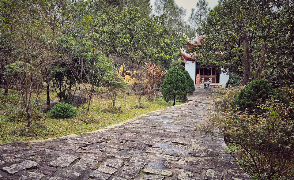 Quần thể di tích văn hóa tôn giáo chùa Hương Tích Hà Tĩnh bao gồm nhiều công trình, hạng mục. Ngoài thờ Phật, nơi đây còn lập ra nhiều đền thờ Thần mang đậm tín ngưỡng văn hóa của người Việt. (Ảnh: Mai Mai/Vietnam+)