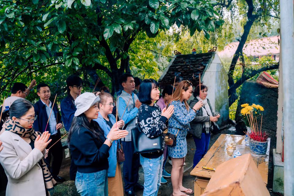 Du khách thập phương vẫn thường tự hỏi vì sao Việt Nam có hai ngôi chùa Hương, là chùa Hương tại Hà Nội và chùa Hương tại Hà Tĩnh. Tuy nhiên thực tế, chùa Hương tại Hà Nội không phải là ngôi chùa gốc mà chỉ là phiên bản của chùa Hương Tích tại Hà Tĩnh. (Ảnh: Mai Mai/Vietnam+)