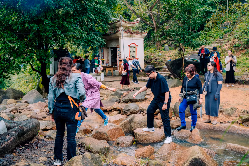 Lịch sử ghi lại rằng, sở dĩ xây dựng thêm chùa Hương tại Hà Nội bởi đoạn đường từ kinh đô đến chùa Hương rất xa khiến chúa Trịnh không yên tâm mỗi dịp phi tần đi trẩy hội chùa Hương. Vì vậy, chúa Trịnh đã cho xây một ngôi chùa Hương khác tại vùng núi Hà Sơn Bình, góp phần tạo thêm một chùa Hương kỳ ảo, thơ mộng như ngày nay. (Ảnh: Mai Mai/Vietnam+)