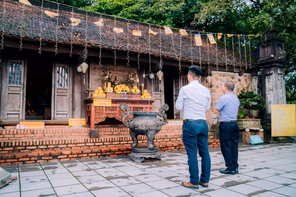 Cung Tam Bảo trong chùa Hương Tích hiện đặt 54 pho tượng Phật cổ được làm bằng gỗ quý hiếm có lịch sử hàng nghìn năm. (Ảnh: Mai Mai/Vietnam+)