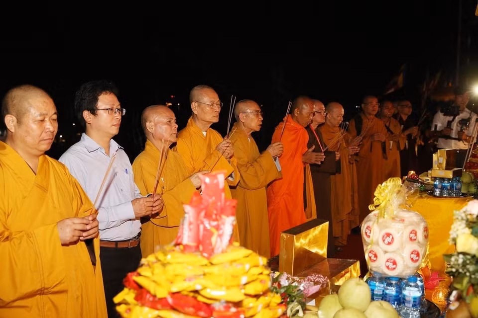 Các hòa thượng, thượng tọa niêm hương khai lễ cầu nguyện quốc thái, dân an. (Ảnh: Dương Giang/TTXVN)