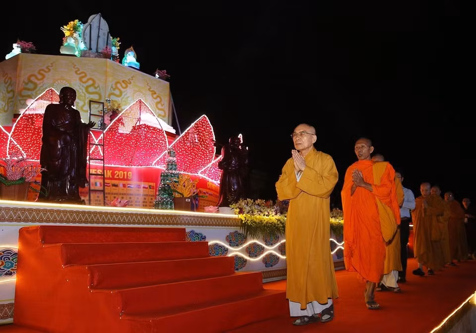 Các hòa thượng, thượng tọa niêm hương khai lễ cầu nguyện quốc thái, dân an. (Ảnh: Dương Giang/TTXVN)