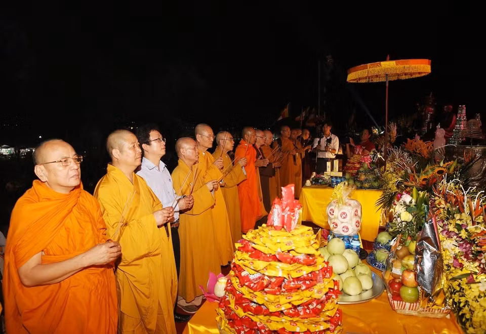 Các hòa thượng, thượng tọa niêm hương khai lễ cầu nguyện quốc thái, dân an. (Ảnh: Dương Giang/TTXVN)