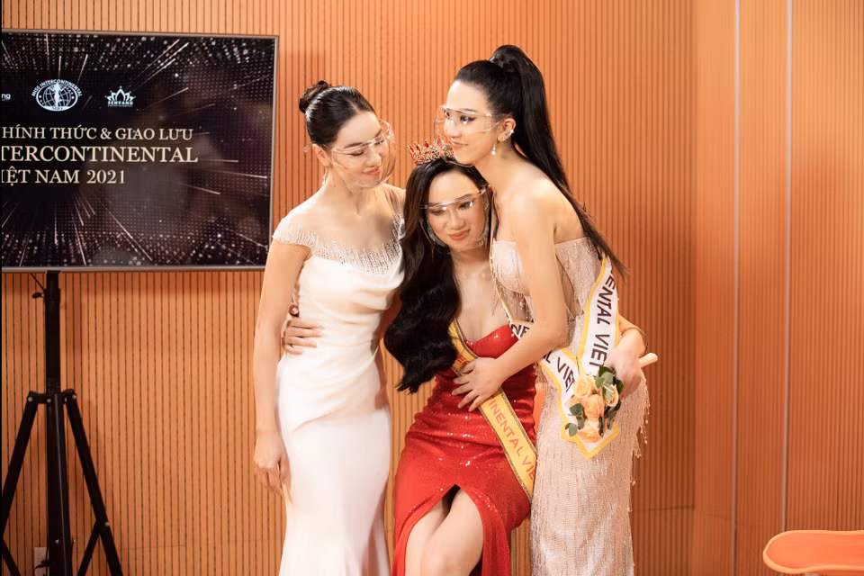 Đại diện Việt Nam sẽ lên đường sang Ai Cập dự thi vào tháng Mười này. Được biết đây là lần đầu tiên Ái Nhi xuất ngoại và phải quá cảnh tại nhiều quốc gia mới có thể đến được địa điểm dự thi. Chính vì vậy, người đẹp sẽ phải gấp rút chuẩn bị hành lý cũng như tập luyện các kỹ năng cần thiết trước ngày một mình ‘mang chuông đi đấm xứ người.’ (Ảnh:Vietnam+)