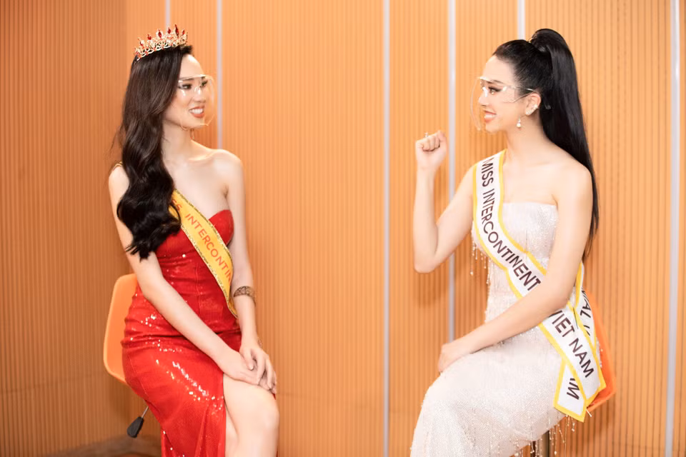 Đặc biệt, hai đại diện trước đó tại cuộc thi là Á hậu Thúy An và Hoa hậu Lê Âu Ngân Anh cũng đã có những chia sẻ kinh nghiệm và cổ vũ để tiếp thêm sức mạnh tinh thần cho Ái Nhi. (Ảnh:Vietnam+)