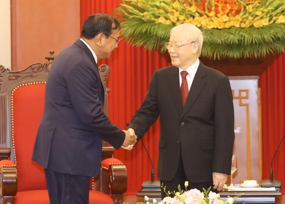 Sáng 18/10, tại Trụ sở Trung ương Đảng, Tổng Bí thư Nguyễn Phú Trọng tiếp Ủy viên Ban Thường vụ, Trưởng Ban Đối ngoại Trung ương Đảng Nhân dân Campuchia Prak Sokhonn đang thăm, làm việc tại Việt Nam. (Ảnh: Trí Dũng/TTXVN)