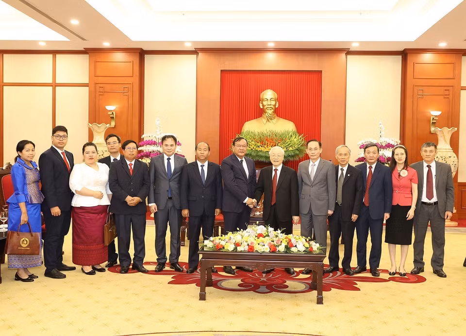 Tổng Bí thư Nguyễn Phú Trọng và Trưởng Ban Đối ngoại Trung ương Đảng Nhân dân Campuchia Prak Sokhonn cùng các đại biểu chụp ảnh chung. (Ảnh: Trí Dũng/TTXVN)