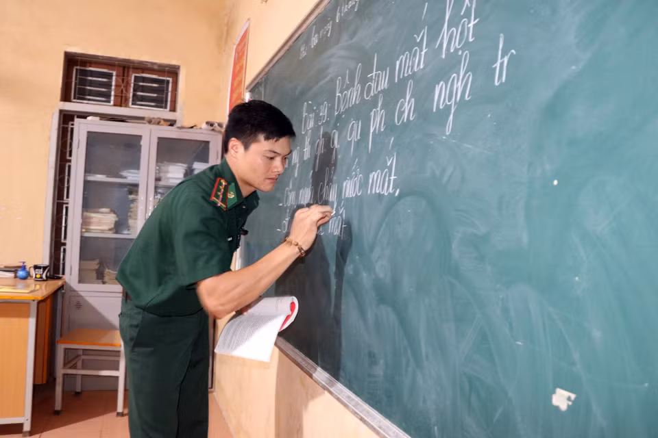 Thầy giáo Vì Văn Liêm, Đồn biên phòng Mường Lạn, trong giờ lên lớp. (Ảnh: Hữu Quyết/TTXVN)