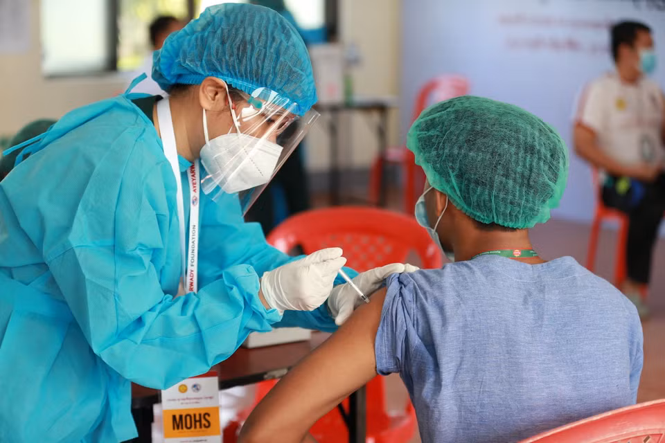 Ngày 3/2/2021, Bộ trưởng phụ trách triển khai công tác tiêm chủng vắcxin của Anh Nadhim Zahawi cho biết trên thế giới hiện có khoảng 4.000 biến thể của virus SARS-CoV-2, buộc các hãng dược phẩm phải tìm cách cải tiến hiệu quả của vắcxin. Trong ảnh: Nhân viên y tế tiêm vắcxin phòng COVID-19 tại Yangon, Myanmar, ngày 28/1/2021. (Ảnh: THX/TTXVN)