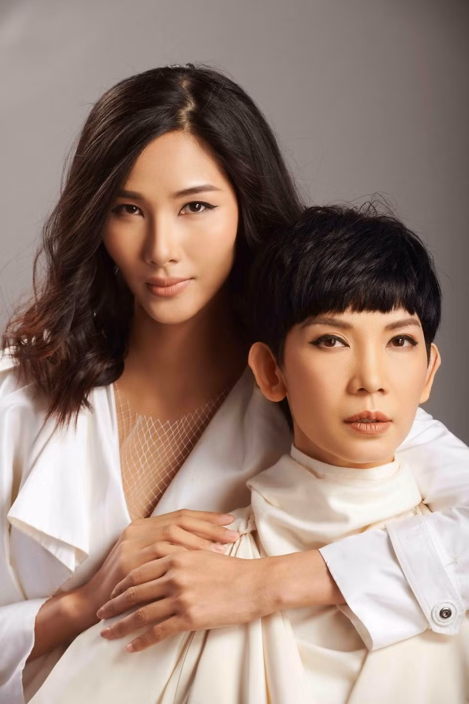 Một trong những hình ảnh thú vị của 'Tự hào Việt Nam' kỳ 2 là màn hội ngộ của 2 thầy trò siêu mẫu Xuân Lan, Hoàng Thùy. (Ảnh: Jundat/Vietnam+)