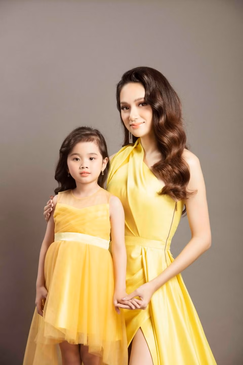 Cùng xuất hiện trong dự án 'Tự hào Việt Nam' với Hương Giang là mẫu nhí Quỳnh Anh – một trong bốn mẫu nhí Việt từng sải bước tại sàn diễn quốc tế Shanghai International Fashion Week 2018 vừa qua. Đây cũng là hình ảnh thể hiện thông điệp cho sự truyền lửa của hai thế hệ, lan toả tình yêu và niềm tự hào Việt Nam. (Ảnh: Jundat/Vietnam+)