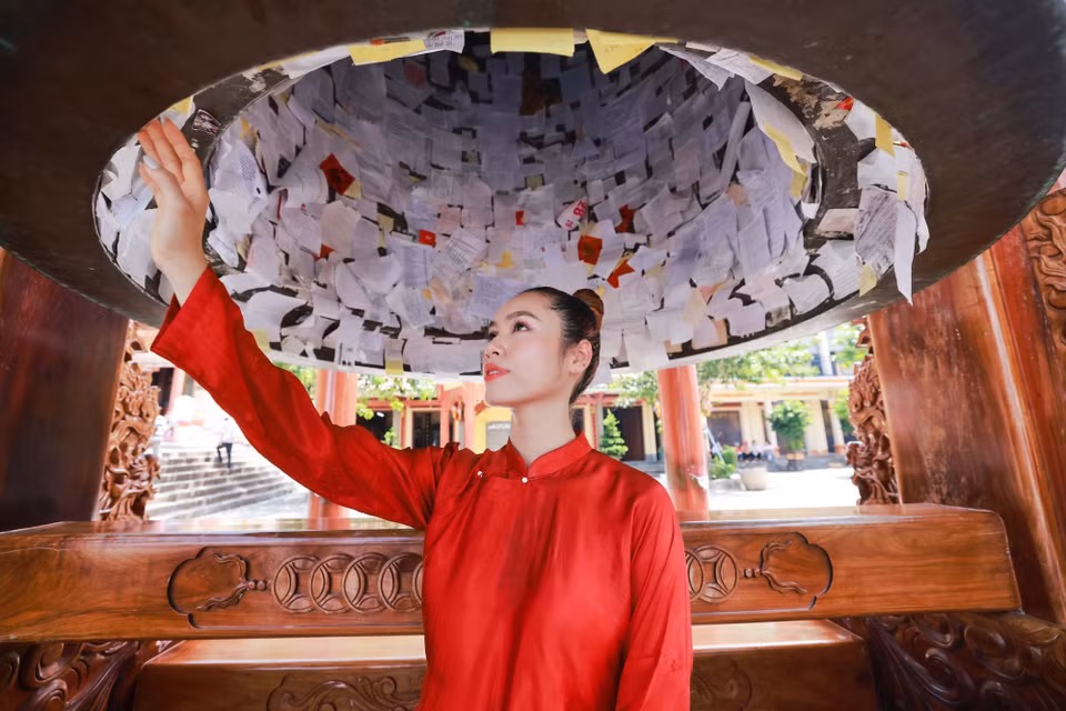Nằm trong quần thể di tích văn hóa lịch sử núi Bà Đen còn có Chùa Bà Đen linh thiêng (hay Linh Sơn Thiên Thạch Tự) nằm ở độ cao 200 mét. Thuở sơ khai, nơi đây chỉ là một ngôi miếu nhỏ thờ tự Linh Sơn Thánh Mẫu. Sau hơn 300 năm, nơi đây đã trở thành điểm hội tụ tâm linh được Phật tử thập phương lui tới. Để đến được chùa Bà Đen, bạn có thể chọn cáp treo hoặc vượt qua quãng đường bộ 1.500 bậc thang giữa rừng cây tỏa bóng mát. (Ảnh: CTV/Vietnam+)