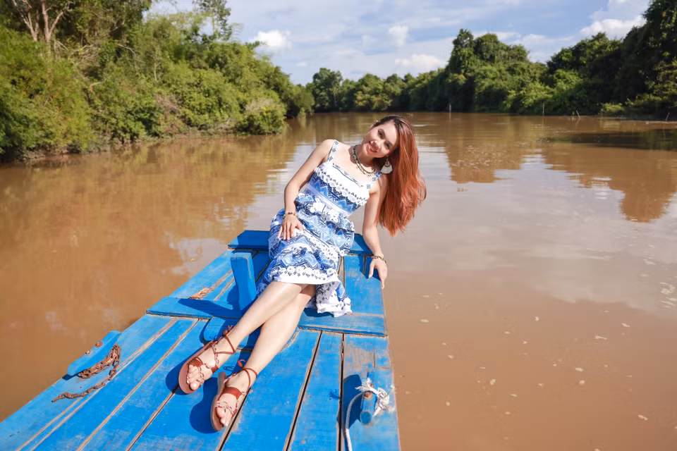Chuyến đi đến với Vàm Cỏ Đông của Hoàng My rất đặc biệt. Cô di chuyển bằng thuyền và tận hưởng vẻ đẹp nên thơ của dòng sông đã nhiều lần đi vào thơ ca, không để lỡ những khoảnh khắc đẹp mà thiên nhiên ban tặng. (Ảnh: CTV/Vietnam+)