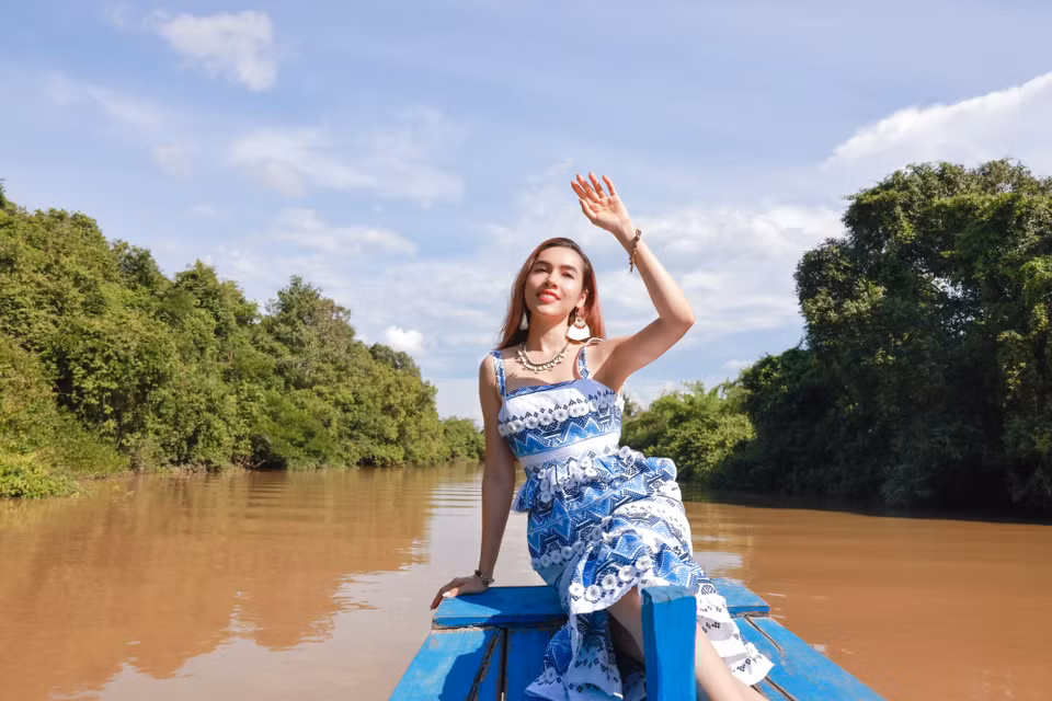Khi trải nghiệm và đặt chân đến những điểm đến đặc biệt của hành trình, Á hậu Hoàng My thích thú chia sẻ: ‘Đây là lần đầu tiên tôi đến du lịch tại Tây Ninh. Tôi vô cùng ngạc nhiên vì có một nơi tuyệt đẹp và xanh ngát gần với Thành phố Hồ Chí Minh đến vậy. Nếu như lái xe chỉ mất hơn 2 tiếng. Có lẽ nhiều người biết đến bánh tráng Tây Ninh, muối tôm Tây Ninh nhưng không nhiều người biết rằng cảnh ở Tây Ninh cũng rất đẹp và say đắm lòng người, con người Tây Ninh thì hết sức đáng yêu, hiền hòa. Có thể họ sẽ không nói nhiều nhưng họ có sự kết nối với chúng ta ở chiều sâu, và tôi tin rằng nếu ai đến Tây Ninh cũng sẽ cảm nhận được điều đó. Tình cảm của con người Tây Ninh sẽ là thứ mà khiến bạn nhớ mãi.’ (Ảnh: CTV/Vietnam+)