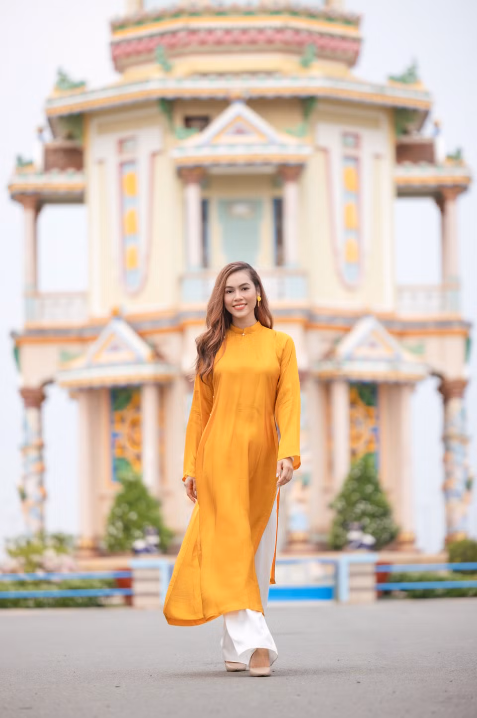 Điểm đến đầu tiên mà Á hậu Hoàng My dừng chân là Tòa thánh Cao Đài Tây Ninh. Người dân địa phương hay gọi Tòa thánh bằng cái tên thân quen là ‘chùa’. (Ảnh: CTV/Vietnam+)